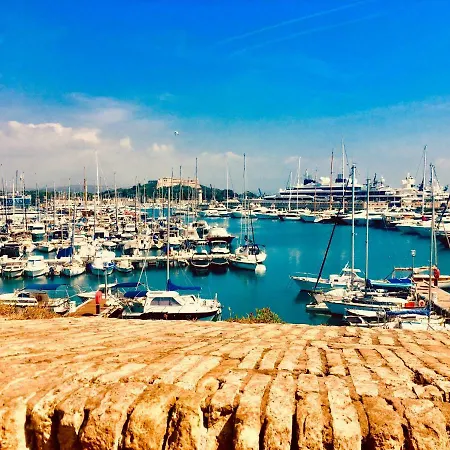 Botel Sur Un Voilier Antibes