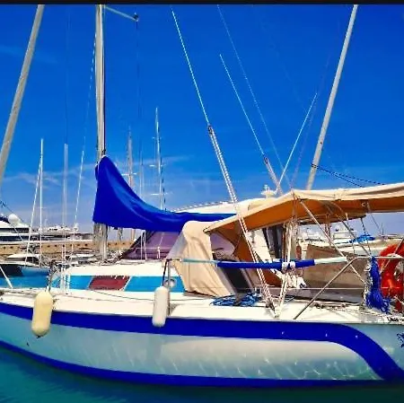 Botel Sur Un Voilier Antibes