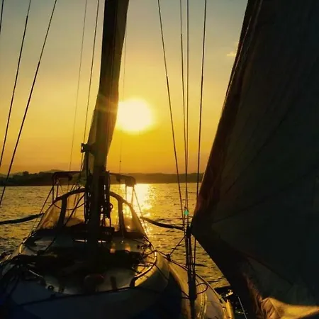 Botel Sur Un Voilier