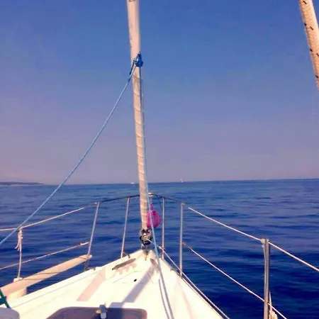 Sur Un Voilier Botel