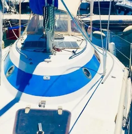 Sur Un Voilier Botel *